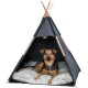 Ein gemütliches graues Haustier-Tipi mit Holzpfosten, mit einer weichen weißen Decke innen und einem Hund, der bequem darin sitzt.