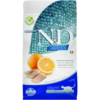 Erwachsene Katzenfuttertasche mit 'N&D Ocean' Hering und Orange Rezept, mit Bildern von Heringfilets und einer Orange, beschriftet 'Ohne Getreide hergestellt.'