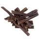 Ein Haufen Hundekau-Sticks aus natürlichem Rindfleisch, die ihre zähe Textur und die reichhaltige braune Farbe zeigen.