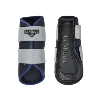 LeMieux Pferdestiefel in Marineblau und Grau, mit verstellbaren Riemen und einem schützenden Außenschild, aus zwei Blickwinkeln dargestellt.
