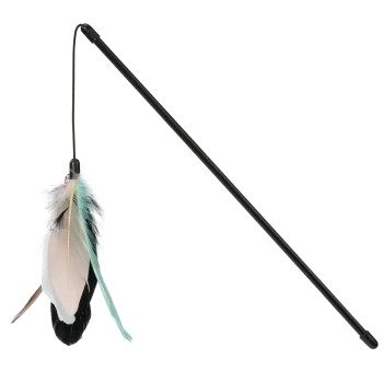 Bâton de jouet pour chat avec des plumes colorées attachées à un bâton noir, conçu pour un jeu interactif.