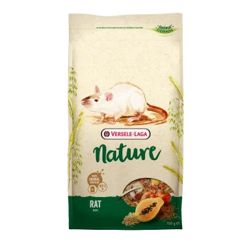 Eine Tüte Versele-Laga Nature Rattenfutter mit einer Aquarellillustration einer Ratte, mit Text, der "mit tierischem Protein" und "700 g" hervorhebt.