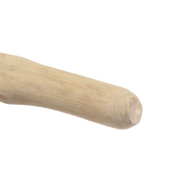 Nahaufnahme eines natürlichen Holz-Kauspielzeugs für Haustiere, mit einer glatten, abgerundeten Spitze und einer hellen Holzoberfläche.