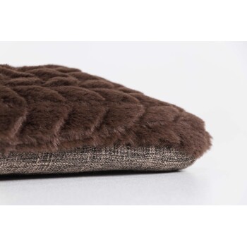 Braunes Haustierbett mit einer plüschigen, strukturierten Oberseite und einem gewebten Stoffboden, schräg auf einer hellen Oberfläche.