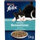 Czarny i biały kot leżący obok pudełka karmy dla kotów Purina Felix Seaside Sensations, z chrupkami z rybami i warzywami, 1 kg.