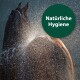 Der Rücken eines Pferdes wird mit Wasser besprüht, was einen Nebeleffekt erzeugt. Der Text "Natürliche Hygiene" ist prominent in einem grünen Kreis dargestellt.