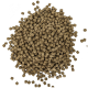 Eine Nahaufnahme eines Haufens kleiner, brauner Haustierfutterpellets auf einem weißen Hintergrund.