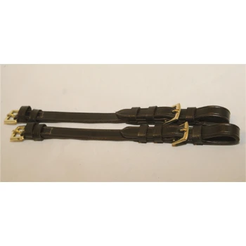 Zwei braune Lederhalsbänder für Haustiere mit goldenen Schnallen, flach auf einem hellen Hintergrund ausgelegt.
