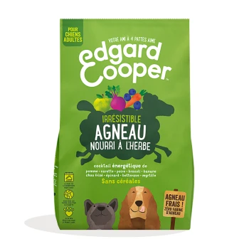 Sac vert de nourriture pour chiens Edgard Cooper avec le texte "Irresistible Lamb Nourished with Grass", avec des illustrations de fruits et légumes.