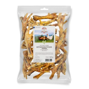 Getrocknete Hühnerfüße in einer durchsichtigen Tüte, beschriftet mit "NATURBELASSENE HÜHNERFÜSSE," 500 g, mit einem Foto von Hühnern auf Gras.