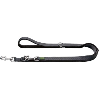 Schwarze Nylon-Hundeleine mit einem Metallclip und einem Schlaufenhandgriff, mit einem kleinen grünen Anhänger.