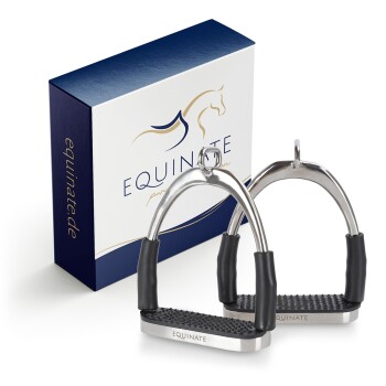 Ein Paar aus Edelstahl gefertigte Pferdesport-Steigbügel mit Gummigriffen, präsentiert vor einer blau-weißen Box mit der Aufschrift "EQUINATE."