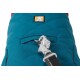 Nahaufnahme eines türkisfarbenen Hundegeschirrs mit einem silbernen Clip und einer kleinen Tasche, mit einem sichtbaren Ruffwear-Logo-Patch.