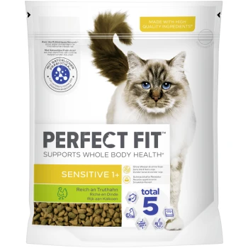 Een zak Perfect Fit kattenvoer voor gevoelige katten, met een pluizige blauwogige kat en benadrukt kalkoen en 5 gezondheidsvoordelen.