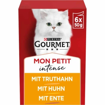 Purina Gourmet Mon Petit Intense kattenvoer verpakking met een fluffy witte kat, met tekst die smaken benadrukt: 'Mit Truthahn, Mit Huhn, Mit Ente.'