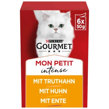 Purina Gourmet Mon Petit Intense kattenvoer verpakking met een fluffy witte kat, met tekst die smaken benadrukt: 'Mit Truthahn, Mit Huhn, Mit Ente.'