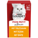 Verpackung von Purina Gourmet Mon Petit Intense Katzenfutter mit einer flauschigen weißen Katze, mit Text, der die Geschmäcker hervorhebt: "Mit Truthahn, Mit Huhn, Mit Ente."