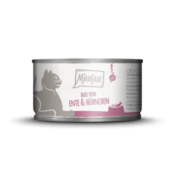 Blik kattenvoer gelabeld 'Mjamjam Duo von Ente & Hühnchen,' met een silhouet van een kat en een speelse ontwerp met een bolletje garen.