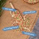 Bunte Haustierfutterpellets um eine Holzschaufel, mit deutschen Etiketten: "sehr leicht", "nährstoffreich", "lebendige Farben", "mit Spirulina."