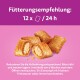 Verpackung für Haustierfutter mit knusprigen Leckereien, mit Fütterungsempfehlung: '12 x / 24 h' und Lagerungshinweisen auf Deutsch.