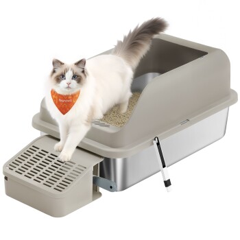 Ragdoll-Katze mit orangefarbigem 'Feandrea'-Halstuch steht auf einer beigen, geschlossenen Katzentoilette mit Siebwanne und befestigter Schaufel.