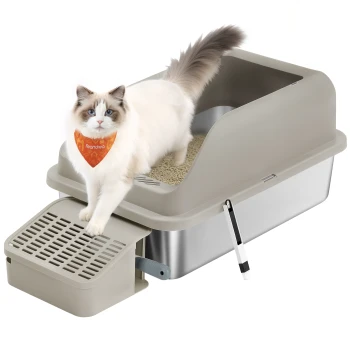 Ragdoll-Katze mit orangefarbigem 'Feandrea'-Halstuch steht auf einer beigen, geschlossenen Katzentoilette mit Siebwanne und befestigter Schaufel.
