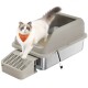 Ragdoll-Katze mit orangefarbigem 'Feandrea'-Halstuch steht auf einer beigen, geschlossenen Katzentoilette mit Siebwanne und befestigter Schaufel.