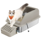 Ragdoll-Katze mit orangefarbigem 'Feandrea'-Halstuch steht auf einer beigen, geschlossenen Katzentoilette mit Siebwanne und befestigter Schaufel.