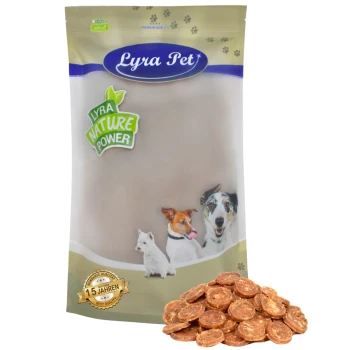 Eine Tüte Lyra Pet Hundeleckerlis mit dem Text 'Lyra Nature Power' und Bildern eines Hundes, einer Katze und eines Welpen, mit Leckerlis, die davor gestapelt sind.