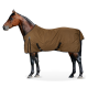 Ein braunes Pferd mit einer braunen Pferde-Decke mit schwarzen Riemen, das vor einem weißen Hintergrund steht.