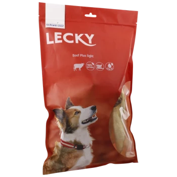 Rote Verpackung für Lecky Beef Plus Light Hundeleckerlis mit einem glücklichen Hund auf der Vorderseite, mit Symbolen, die 100% natürliche und Rindfleischaugen-Zutaten anzeigen.