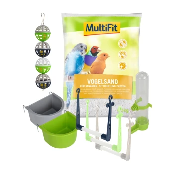 Eine Vielzahl von Vogelpflegeprodukten, einschließlich MultiFit Vogelsand (3 kg) für Kanarienvögel und exotische Vögel, Fressnäpfe, eine Wasserflasche und hängende Spielzeuge.