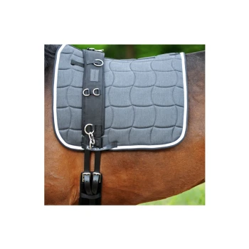 Grau gepolsterte Satteldecke mit schwarzen Riemen und Metallringen, passend auf einem braunen Pferd, mit einem Logo, das "K. Valkade" liest.