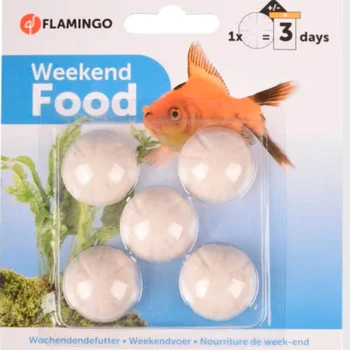 Packung mit fünf runden Fischfuttertabletten, beschriftet mit "Wochenendfutter" mit einem Goldfisch und Wasserpflanzen im Hintergrund.