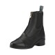 Schwarze Lederreitstiefel mit einem Reißverschluss vorne und elastischen Seitenpaneelen, mit einem kleinen Logo an der Seite und einer gestreiften Zuglasche.