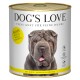 Close-up van een Shar Pei op Dog's Love blikvoer met "Huhn," "55% Huhn," en ingrediënten: peer, quinoa & wortel.