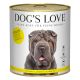 Nahaufnahme eines Shar Pei auf Dog's Love Dosenfutter mit "Huhn," "55% Huhn," und Zutaten: Birne, Quinoa & Karotte.