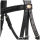 Nahaufnahme eines schwarzen Leder-Ha harness mit verstellbaren Riemen und einem dekorativen Logo-Anhänger.