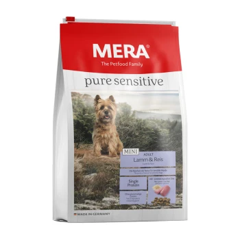 Pure Sensitive Mini Adult Lamm & Reis 1 kg MERA pure sensitive Hundefutterbeutel mit einem kleinen Hund auf einem natürlichen Hintergrund. Der Text hebt 'MINI ADULT Lamm & Reis' und 'Single Protein' hervor.