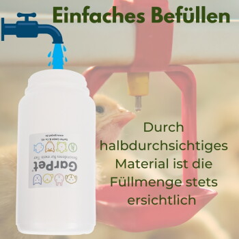 Küken an rotem Nippeltränker neben halbtransparenter Flasche; deutscher Text ‚Einfaches Befüllen‘ und ‚Füllmenge stets ersichtlich‘