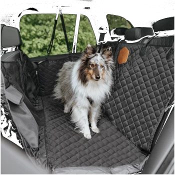 Ein flauschiger, dreifarbiger Collie sitzt auf einem schwarzen, gepolsterten Haustiersitzbezug im Auto, mit Grünpflanzen, die durch die Fenster sichtbar sind.