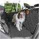 Ein flauschiger, dreifarbiger Collie sitzt auf einem schwarzen, gepolsterten Haustiersitzbezug im Auto, mit Grünpflanzen, die durch die Fenster sichtbar sind.
