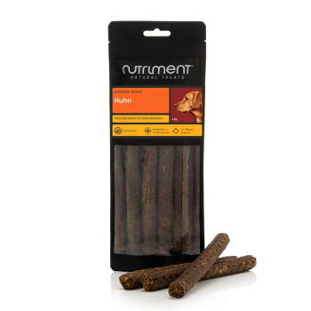Nutriment Natural Treats Gourmet-Sticks 'Huhn' Hundesnack-Beutel mit Hundebild und drei sichtbaren braunen Stick-Leckerlis.