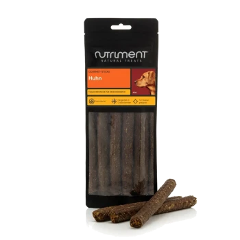 Nutriment Natural Treats Gourmet-Sticks 'Huhn' Hundesnack-Beutel mit Hundebild und drei sichtbaren braunen Stick-Leckerlis.
