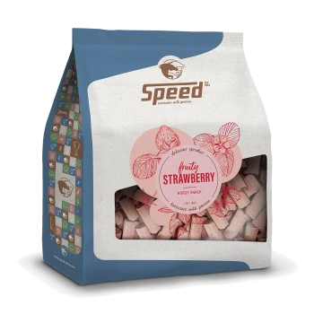 Eine Tüte "Speed Fruity Strawberry Horse Snack", die ein klares Fenster zeigt, das die Snackstücke im Inneren zeigt, mit Illustrationen von Erdbeeren.