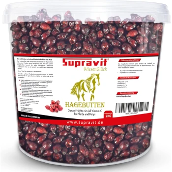 Klarer Kunststoffbehälter mit getrockneten Hagebutten, beschriftet mit 'Supravit', mit einem Pferdegrafik und Informationen zu den Nährstoffvorteilen für Pferde.