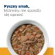 Pyszny smak, któremu nie sposób się oprzeć - miska z jedzeniem dla zwierząt z kawałkami mięsa, groszkiem, marchewką i ryżem.