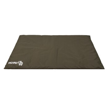 Ein rechteckiges, dunkelolivgrünes Haustierbett mit einer glatten Oberfläche und dem Text "DISTRICT 7" in Weiß in der unteren linken Ecke.