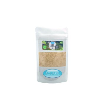 AQUARIS® Teichfutterverpackung, mit einer klaren Front und goldenem Pulver darin, beschriftet für 1000 Liter Fischfutter.