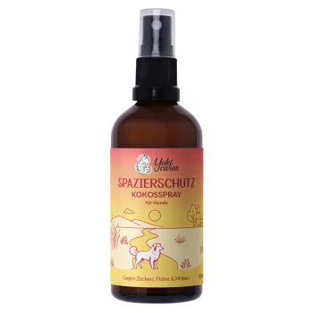 Braune Sprühflasche, beschriftet mit 'spazierschutz kokossspray' mit einem grünen Etikett, das behauptet, vor Zecken, Flöhen und Milben zu schützen.